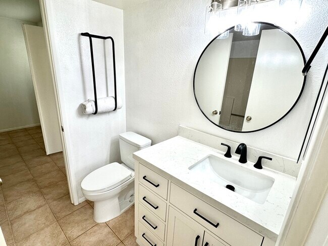 Building Photo - Welcome to this charming 2-bedroom, 2-bath condo in a gated Ventana Condominiums