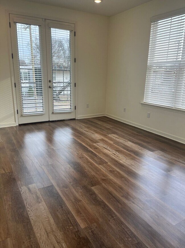 Building Photo - Gorgeous Flat in Overton Square