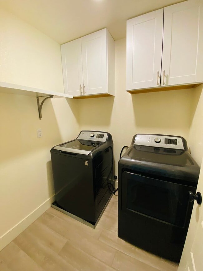 Building Photo - Beautiful 5 Bedroom 3.5 Bath Two-story sma...