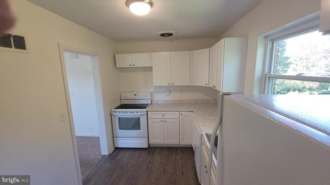 Building Photo - 627 Biggs Ave