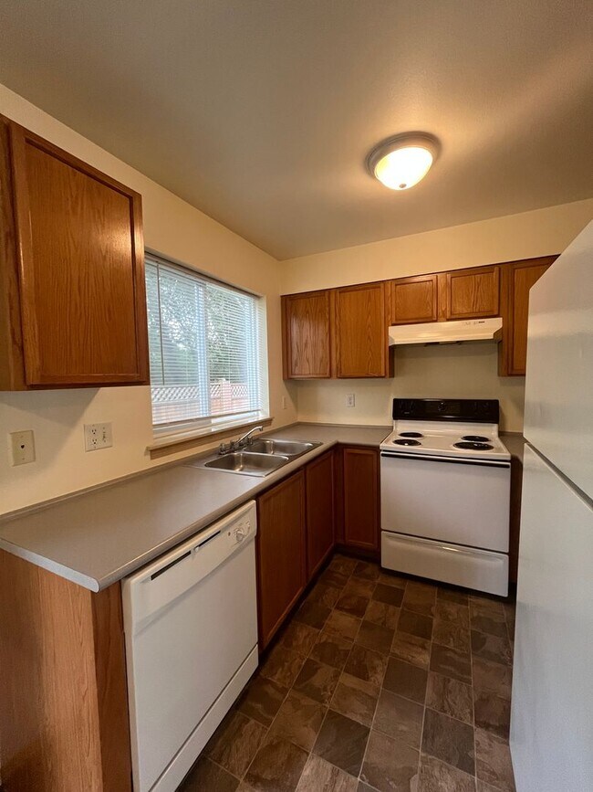 Building Photo - Townhouse Style Two Bedroom Apartment in Bellingham