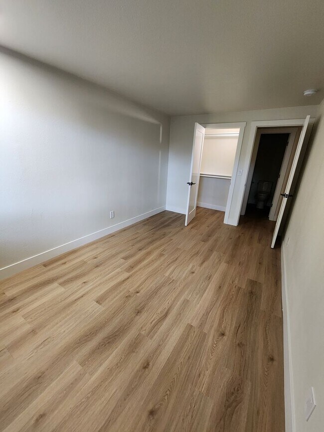 Building Photo - Gorgeous Remodeled 3 bed 2.5 bath in West ...