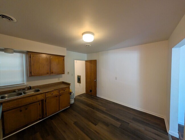 Building Photo - 313-313 Hurdle Dr