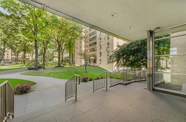 Building Photo - 9 Fordham Hill Oval