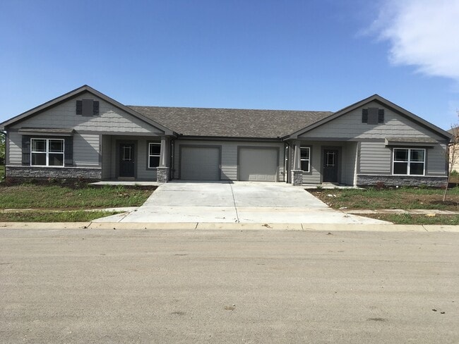 Primary Photo - Single Level 2 Bed 1 Car Attached Villa in...