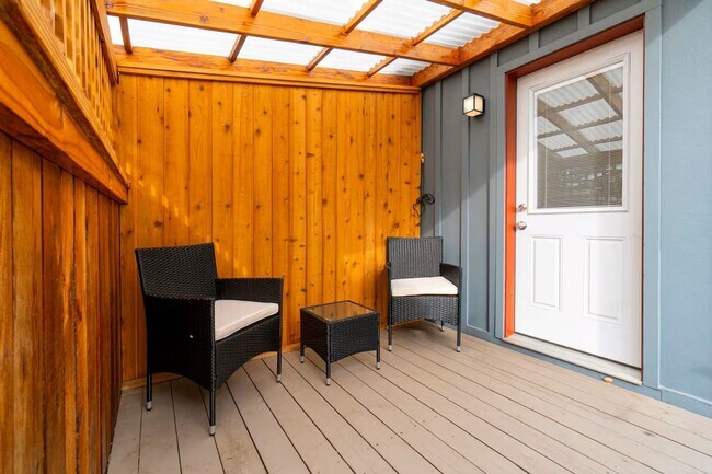 Building Photo - Single Level Duplex with Great Flow and Fi...