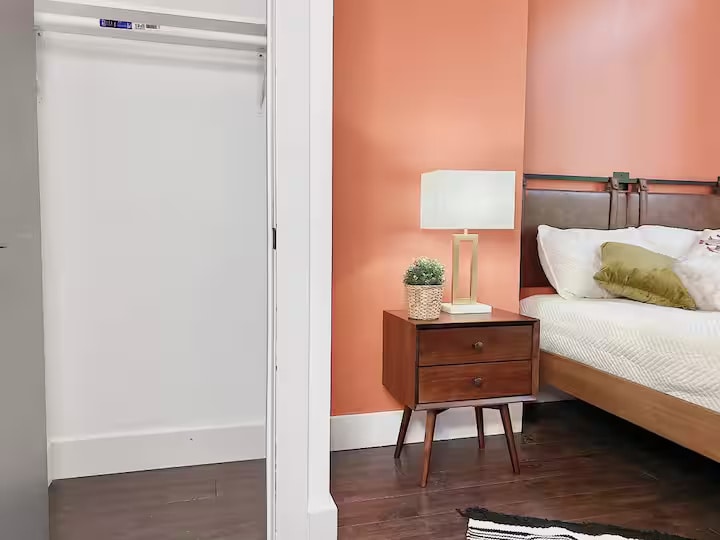 Building Photo - Furnished room/NOT APARTMENT