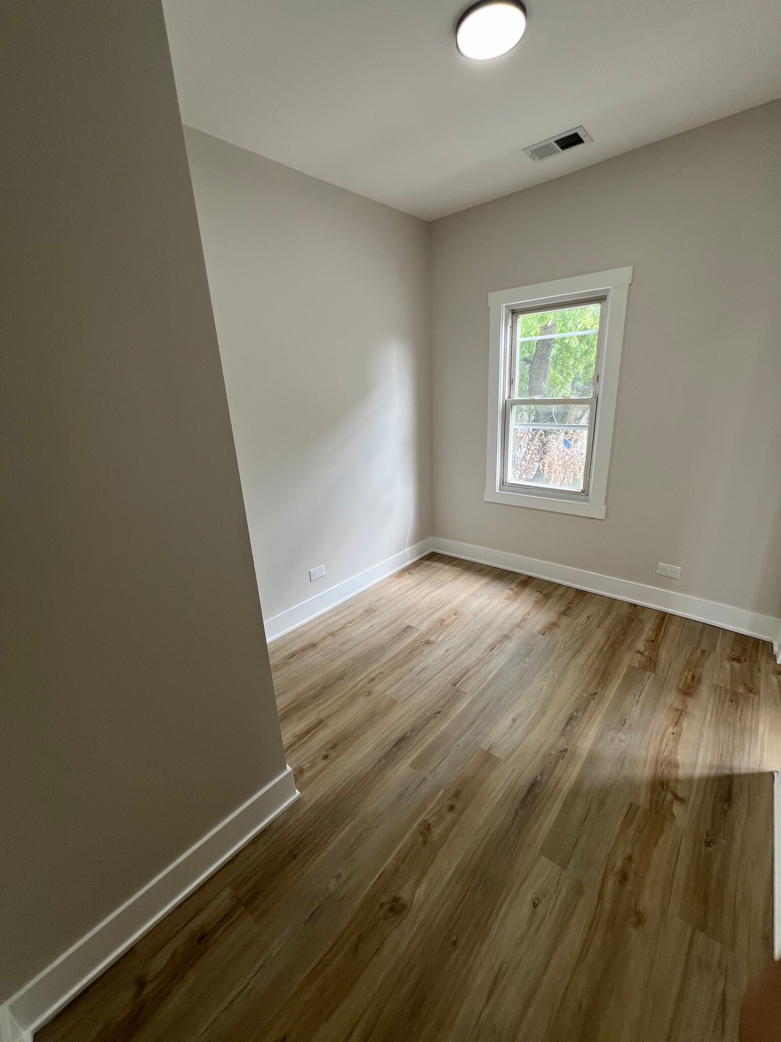 Building Photo - 646 W 47th Pl