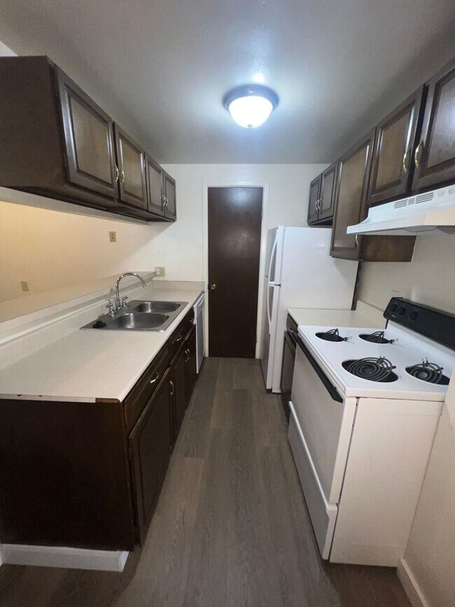 Building Photo - Robertson1001 (KC-JF)