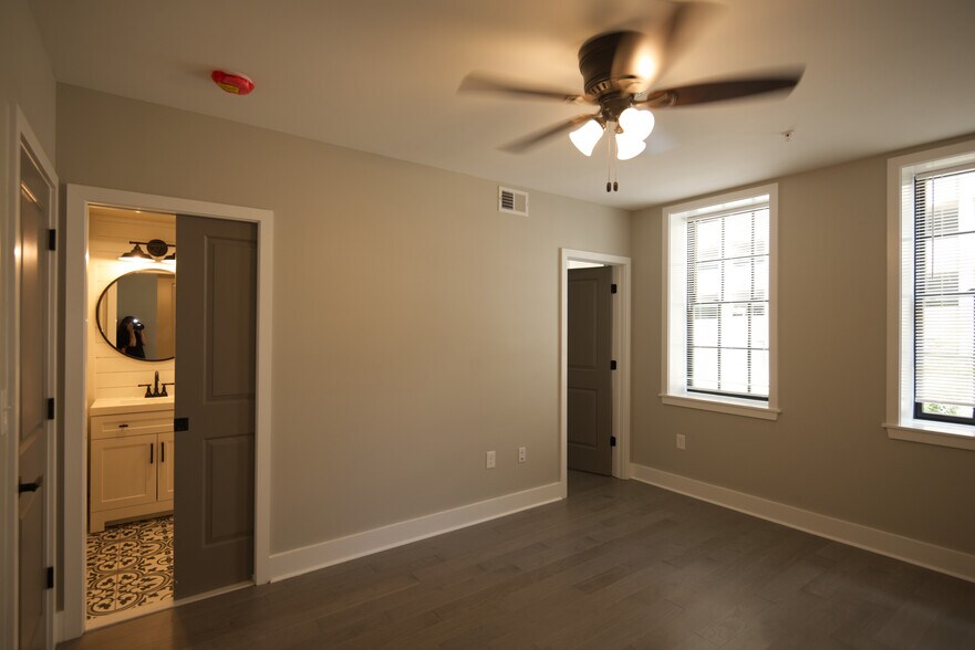 Building Photo - 635 W Pratt St