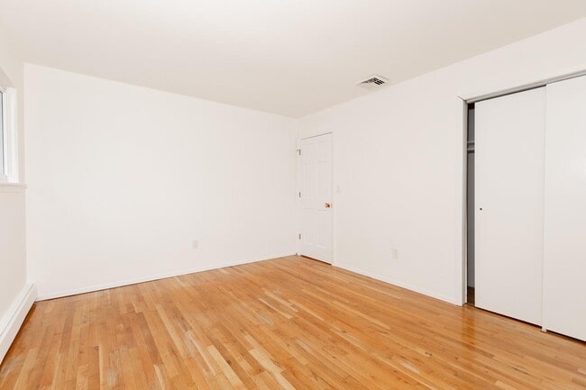 Building Photo - 520 Hyman Ave