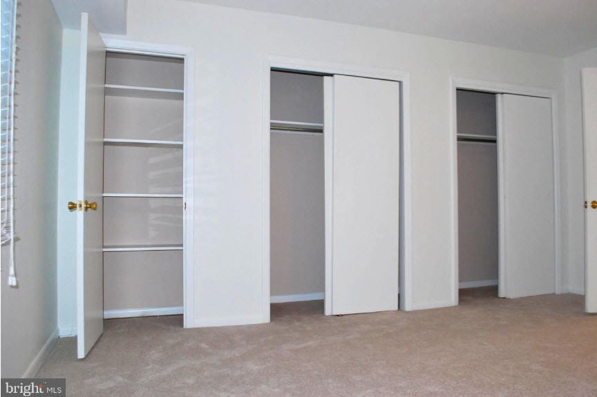 Building Photo - 3874 Lyndhurst Dr