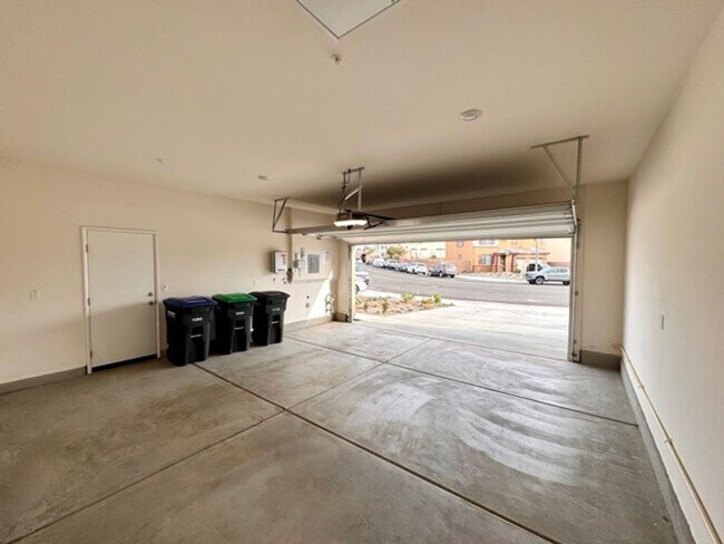 Building Photo - MOVE IN SPECIAL! $1000 off 1st month rent if you move in the month of January! Spacious 4 Bedroom...