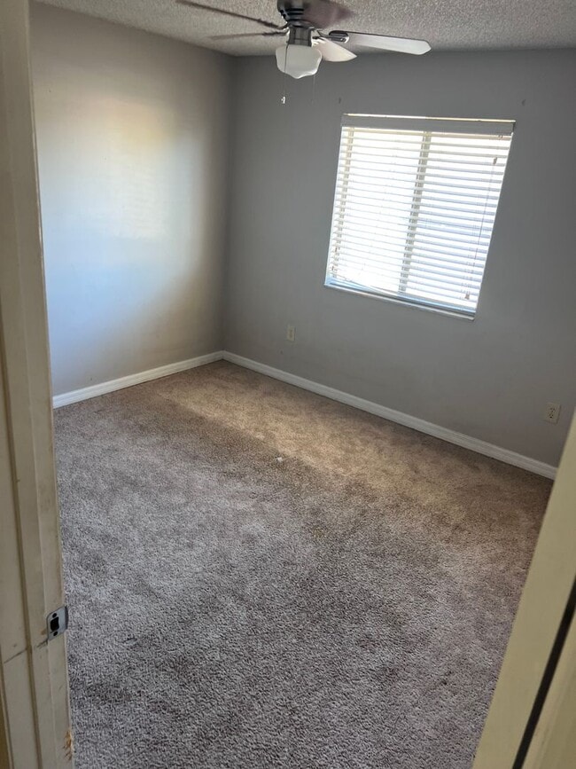 Building Photo - 2 Story Condo. Lovely 2 bed/1.5 bath condo