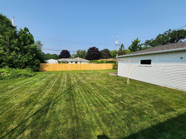 Building Photo - Hard to Find 3 Bedroom Ranch