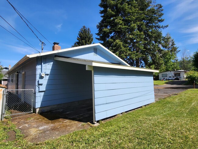 Building Photo - 407 G Ave