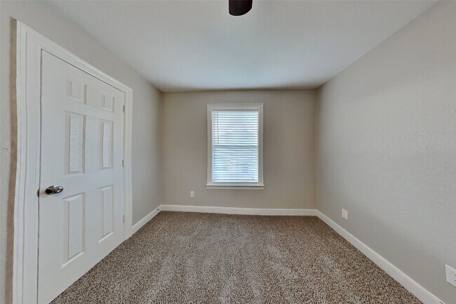 Building Photo - 11703 Sunny Stream Dr