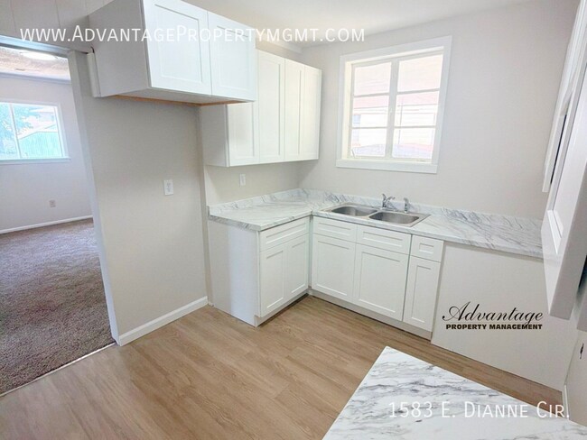 Building Photo - 1583 E Dianne Cir