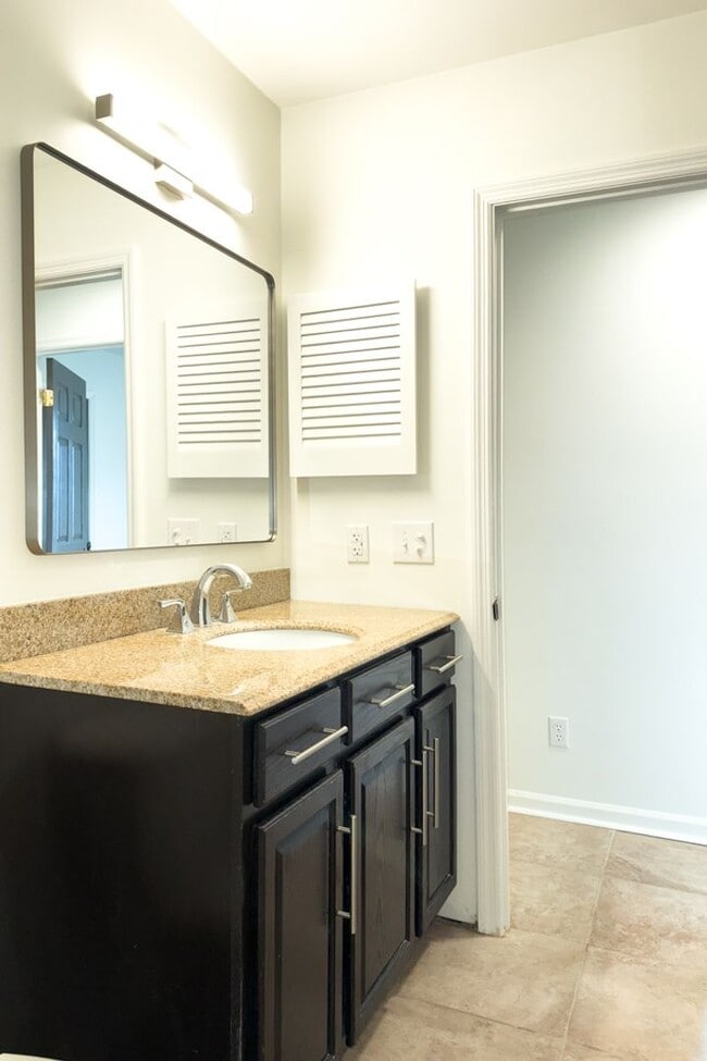 Building Photo - 3BR Home in Shell Point – Sunroom | Garage | Prime Location