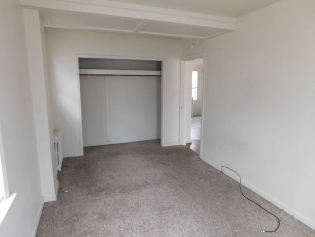 Building Photo - Clean and Move in Ready, Great Location