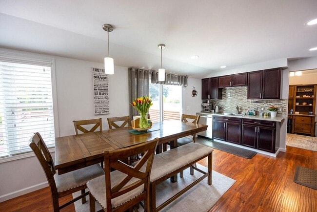 Building Photo - Amazing 3 Bedroom and 2 Full Bath Home For Rent in Greece Available Now.