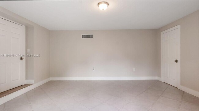 Building Photo - 740 Beachwood Ln