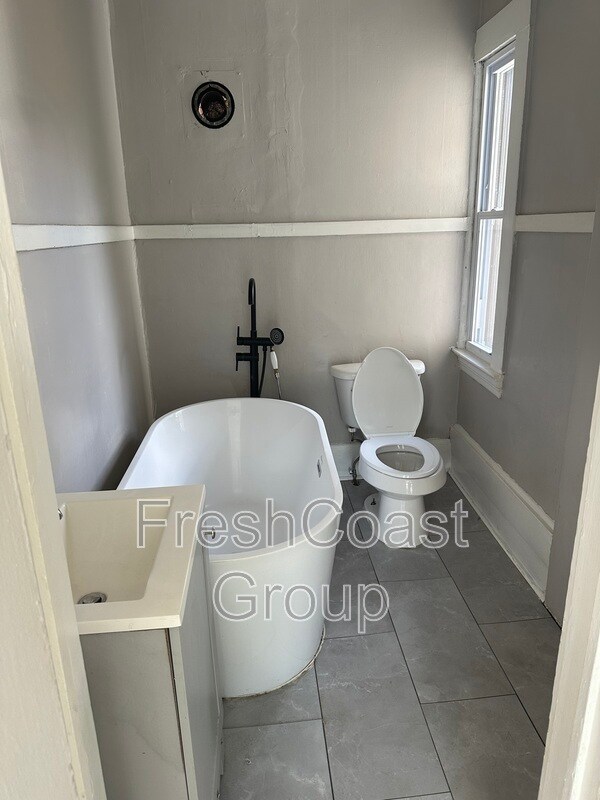 Building Photo - 5940 Engel Ave