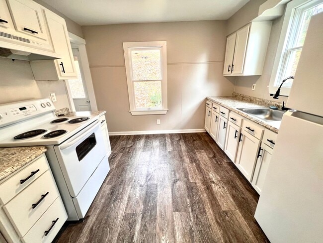 Building Photo - Aliquippa - Stunning 3 Bedroom 1 Bathroom Home