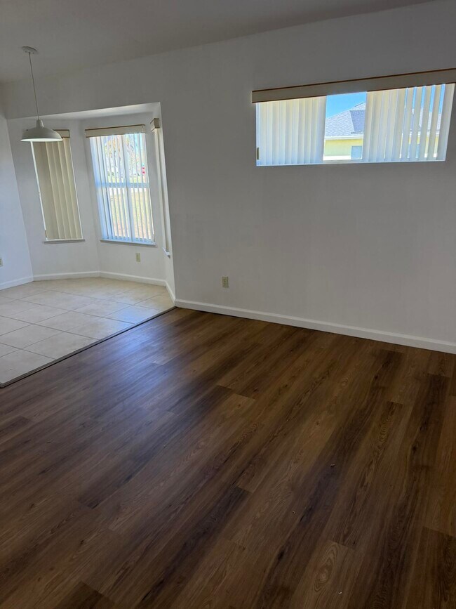 Building Photo - 137 SW Meade Cir