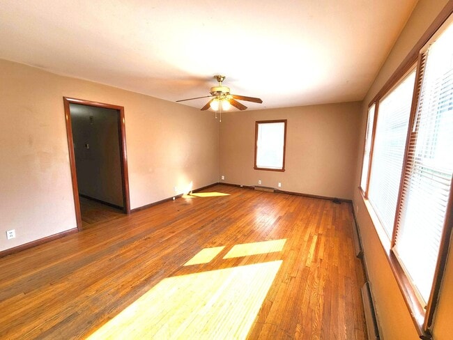 Building Photo - Easy access to Shopping and Highways!