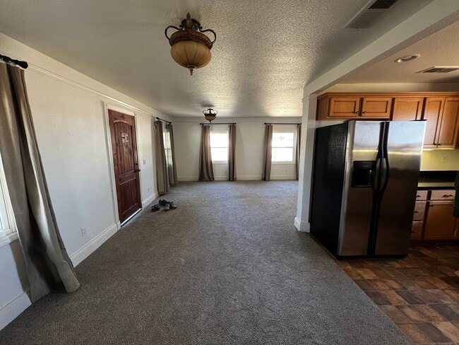Building Photo - Nice two bedroom two bath home away from t...