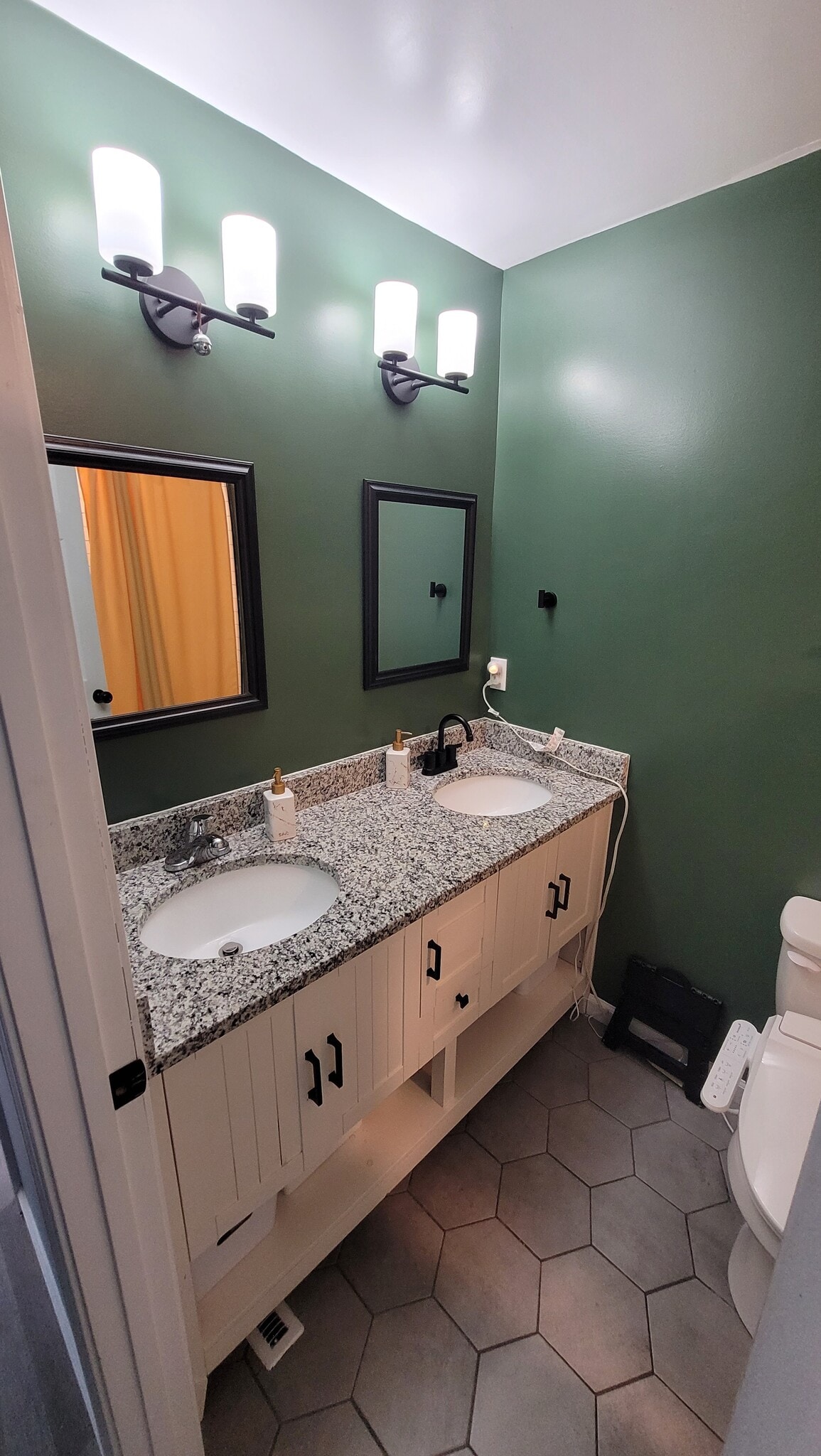 Building Photo - 400 N Third Ave