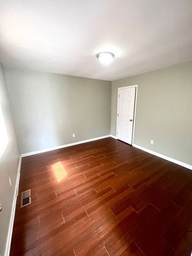 Building Photo - 2 Bedroom 1 Bath Culdesac Duplex in Inglewood for Rent.  It’s great!