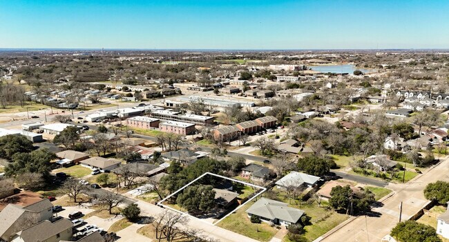 Building Photo - 214 Helena St