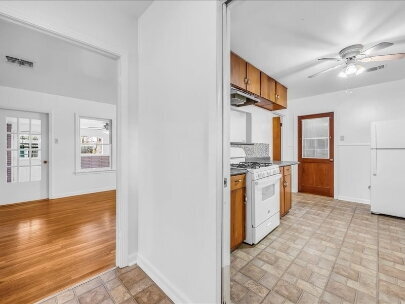 Building Photo - Floresville Property, Ask about our reduce...