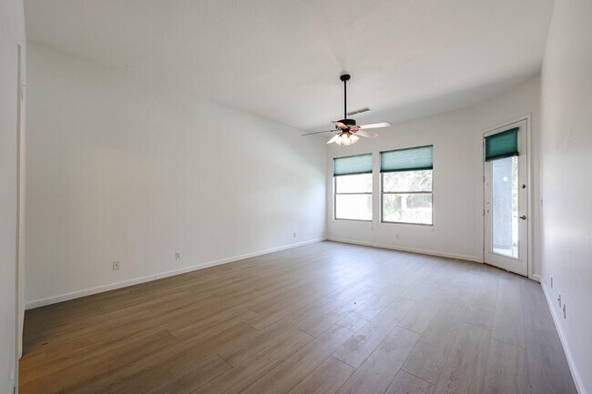 Building Photo - 4536 W Villa Linda Dr