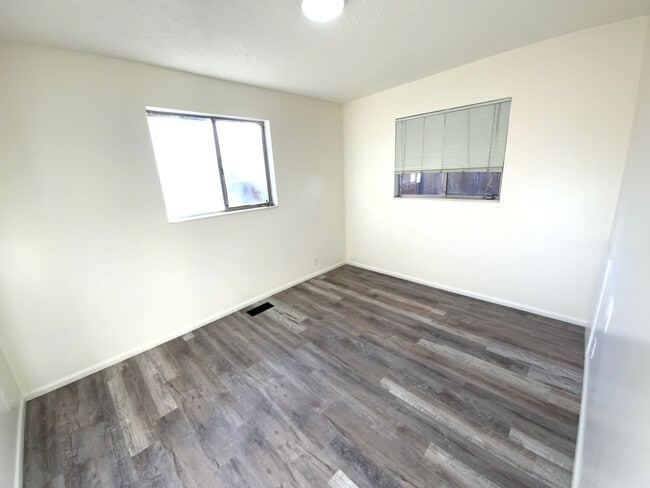Building Photo - 4523-4525 S 600 E