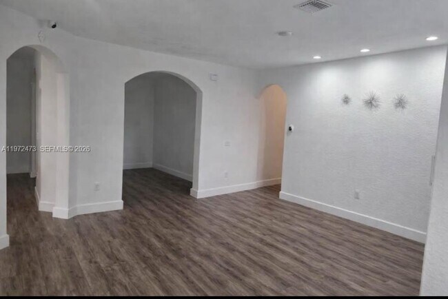 Building Photo - 718 SE 12th Ter