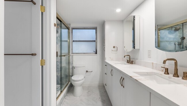 Building Photo - 3000 N Palm Aire Dr
