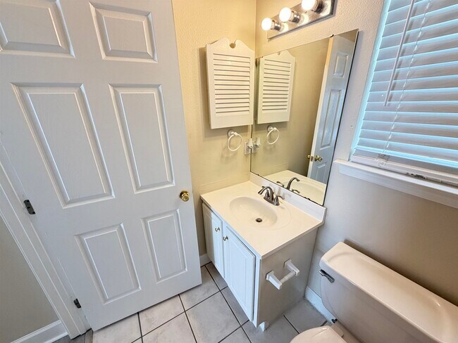 Building Photo - 2116 Heathrow Dr