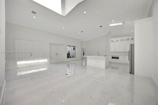 Building Photo - 6841 SW 71st Ave