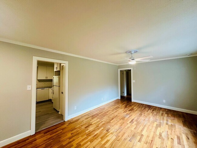Building Photo - HINTON AVENUE - 4 Bedroom - Perfect for UN...