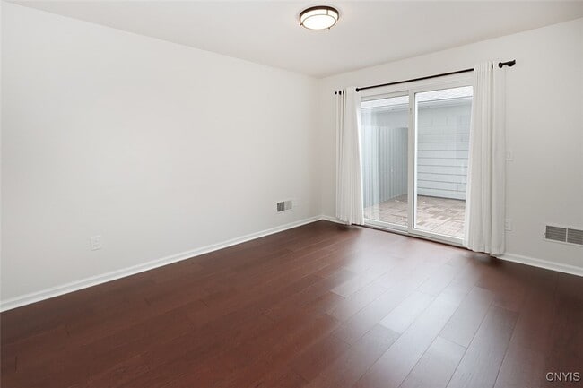 Building Photo - 442 Summerhaven Dr N