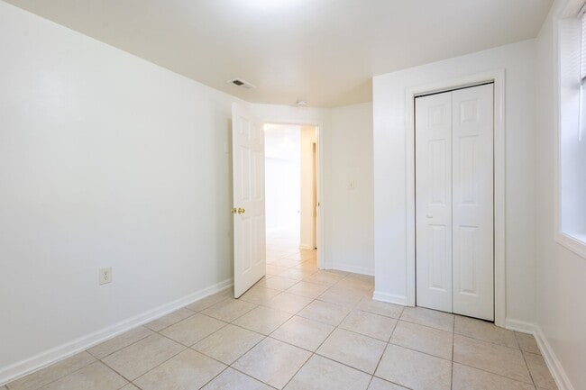 Building Photo - Charming 2 BR/1 BA Apartment in Washington...