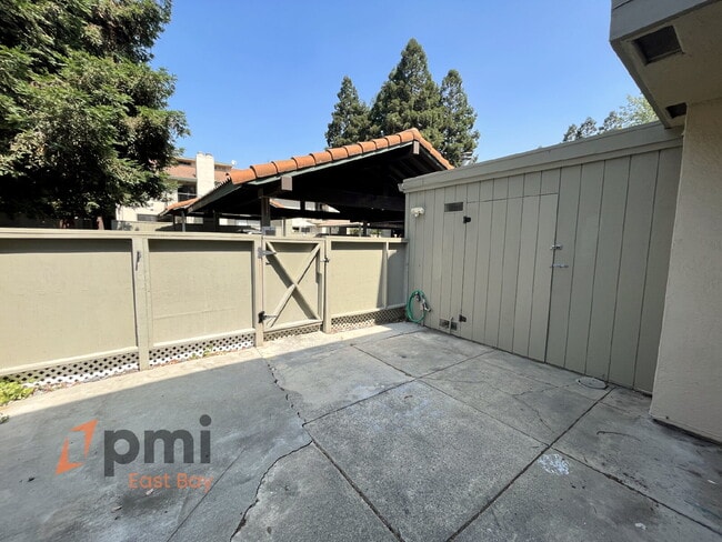 Building Photo - Stylish 2-Bedroom Townhouse in Prime Walnu...