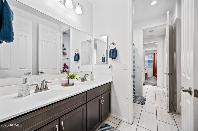 Building Photo - 10829 W Hadley St