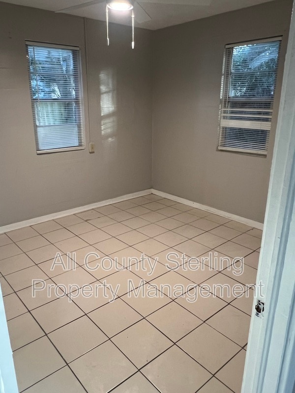 Building Photo - 521 SE 14th Terrace