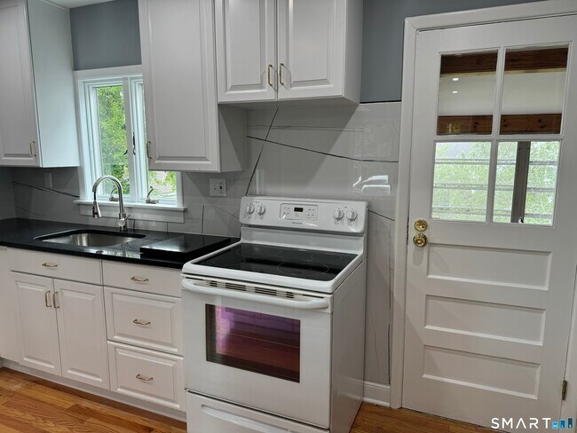 Building Photo - 11 Maple St