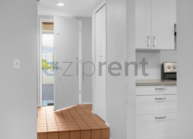 Building Photo - Unit
