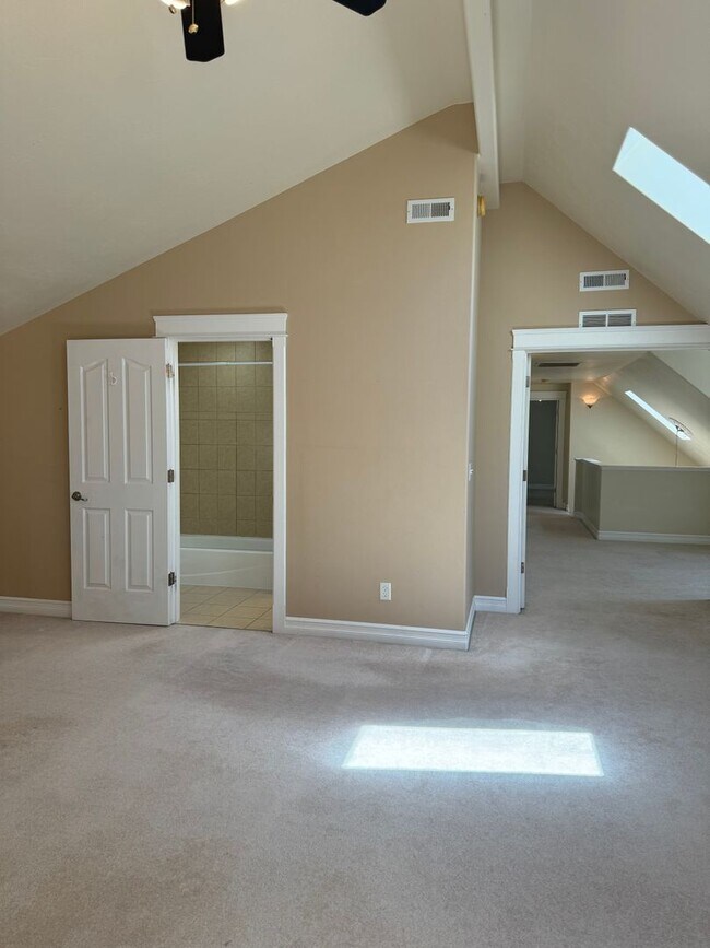 Building Photo - Beautiful large house in the South Hills!